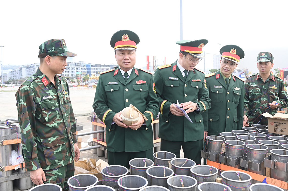 Bộ CHQS tỉnh Quảng Ninh: Kiểm tra, động viên cán bộ, chiến sĩ đang làm nhiệm vụ bắn pháo hoa đêm Giao thừa